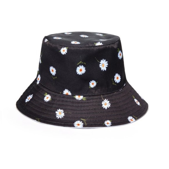 NWT Alice + Olivia Reversible Bucket Hat Daisy & White Coastal Fliral Daisy